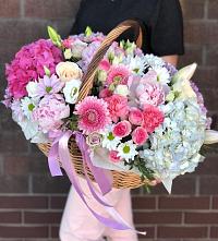 Композиция солнечный день в Семёнове Цветочная композиция из Розы, Хризантемы, Пионы и Лизиантусы в корзине в Семёнове