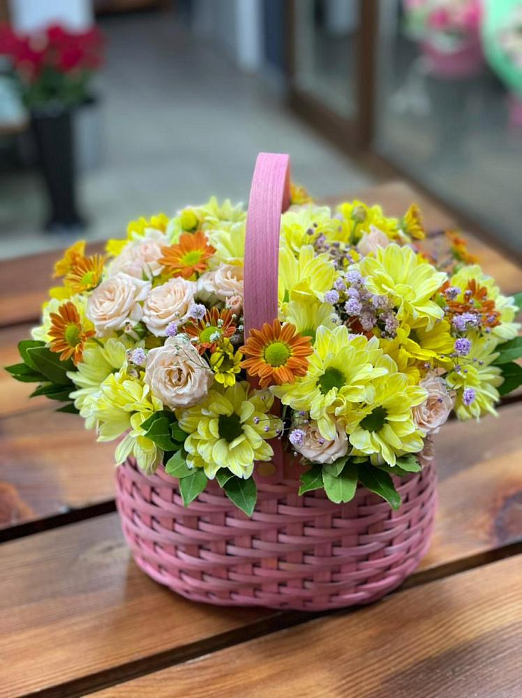 Цветочная композиция из Хризантемы и Розы в корзине в Семёнове