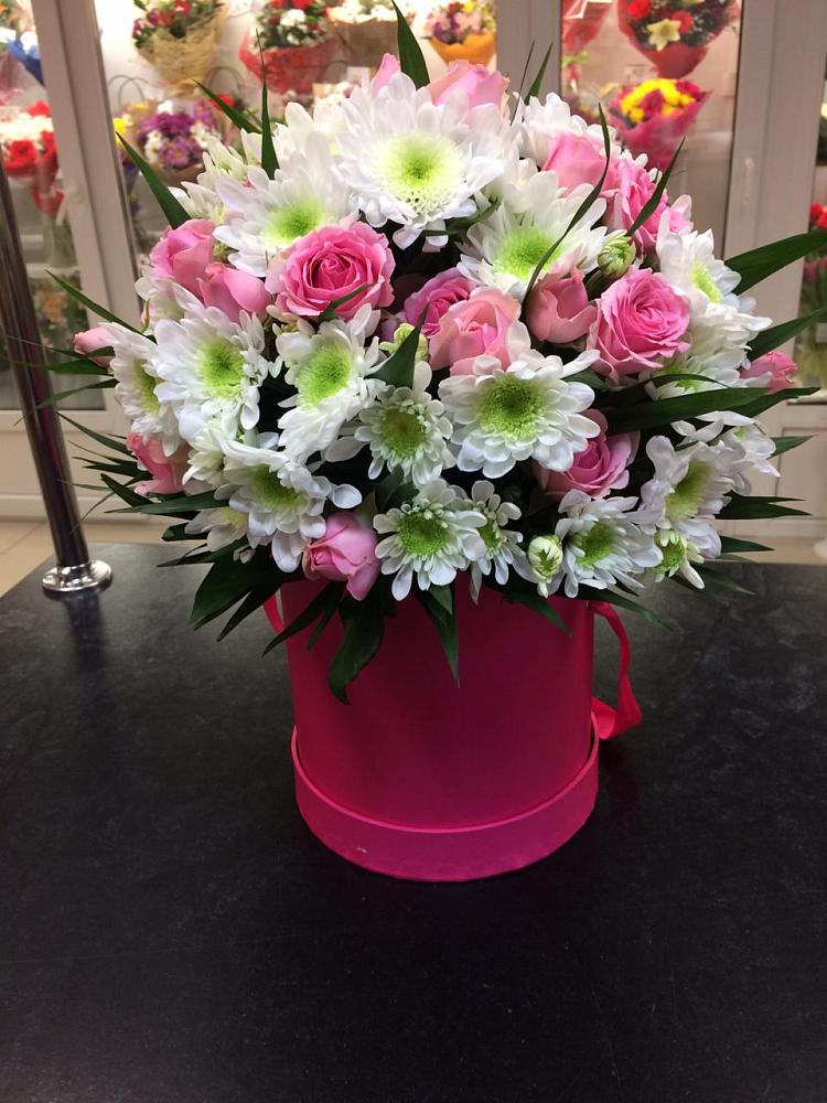 Цветочная композиция из Розы и Хризантемы в шляпной коробке в Семёнове