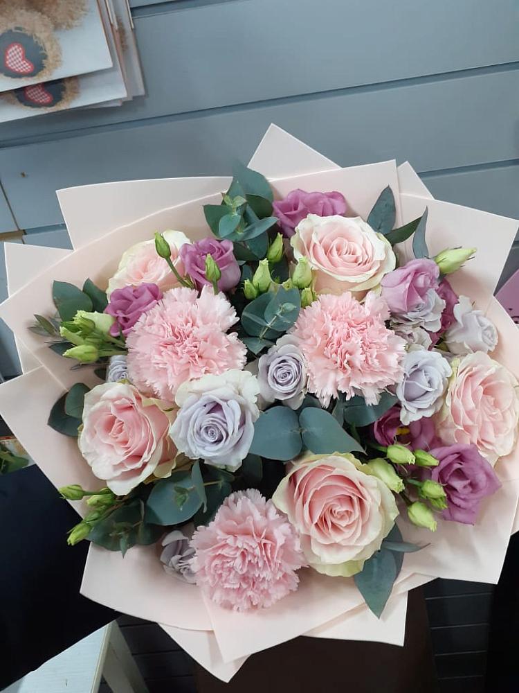 Букет цветов из: Розы, Гвоздики и Лизиантусы в Семёнове